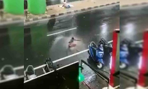 குளியல் போட்ட போதை ஆசாமியை படத்தில் காணலாம்.