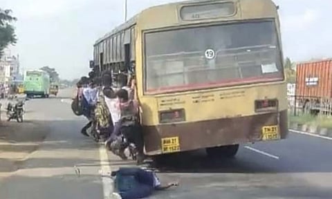 பஸ் படிக்கட்டில் தொங்கியபடிசென்ற 9-ம்வகுப்பு மாணவன் தவறிவிழும் வீடியோ காட்சி வைரலாக பரவுகிறது