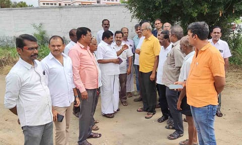 நகராட்சி தலைவர் குமார் பொதுமக்களுடன் பேச்சுவார்த்தை நடத்திய காட்சி.&nbsp;