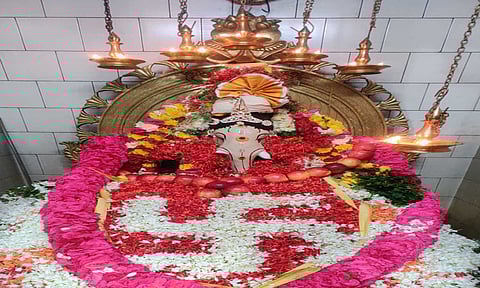 கன்னியாகுமரி விவேகானந்தபுரம் ஏகாட்சர மகாகணபதிக்கு 14 வகையான மலர்களால் புஷ்பாபிஷேகம்