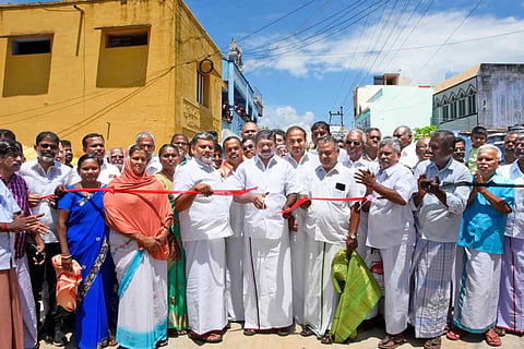 புதுப்பிக்கப்பட்ட பாலத்தை தெற்கு மாவட்ட தி.மு.க. செயலாளர் செல்லத்துரை திறந்து வைத்த காட்சி.
