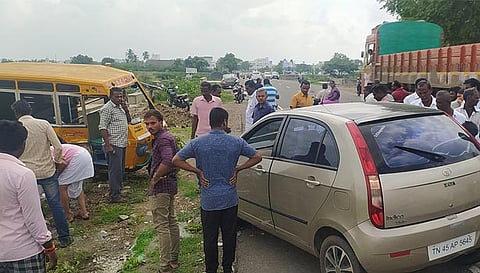 விபத்தில் சிக்கிய காரை படத்தில் காணலாம்.