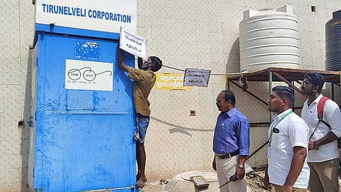 சீரமைக்கப்பட்ட தற்காலிக கழிவறையை படத்தில் காணலாம்.