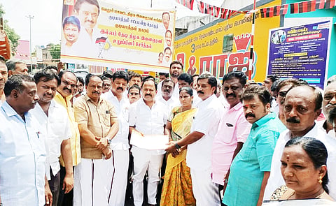 இல்லம் தேடி உறுப்பினர் சேர்த்தல் நிகழ்ச்சியை மாவட்ட செயலாளர் ஏ.பி. நந்தகுமார் எம்.எல்.ஏ.தொடங்கி வைத்த காட்சி.