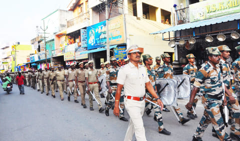விநாயகர் சதுர்த்தியையொட்டி ஆற்காட்டில் போலீசார் கொடிஅணிவகுப்பு நடத்தினர்.
