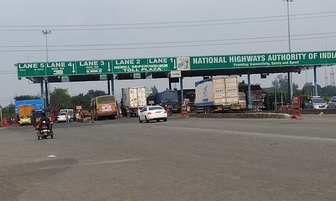 தமிழகம் முழுவதும் 20 சுங்கச்சாவடிகளில் கட்டணம் உயர்வு