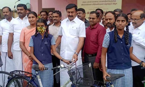 மாணவிகளுக்கு விலையில்லா மிதிவண்டிகளை அமைச்சர் மு.ப.சாமிநாதன் வழங்கிய காட்சி.