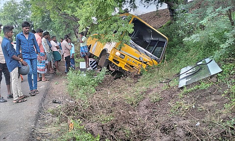 திருமண கோஷ்டி சென்ற பஸ் கவிழ்ந்து கிடக்கும் காட்சி.&nbsp;