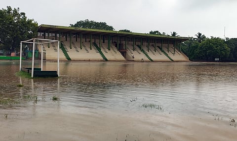 கடலூரில் பெய்து வரும் தொடர் மழை காரணமாக அண்ணா விளையாட்டு மைதானத்தில் மழைநீர் சூழ்ந்துள்ளதை படத்தில் காணலாம்.