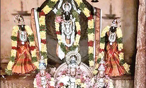 தஞ்சை ராஜகோபாலசாமி கோவிலில் சக்கரத்தாழ்வாருக்கு சித்திரை நட்சத்திர வழிபாடு