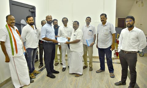 ராமநாதபுரம் மாவட்டத்தில் உள்ள 4 சட்டமன்ற தொகுதிகளிலும் மறுசீரமைக்கப்பட்ட வாக்குச்சாவடி பட்டியலை அரசியல் கட்சி பிரதிநிதிகள் முன்னிலையில் கலெக்டர் ஜானிடாம் வர்கீஸ் வெளியிட்டார்.