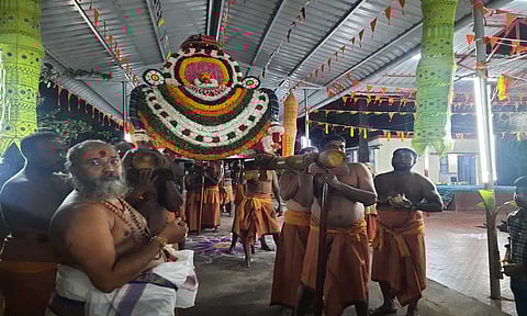 கன்னியாகுமரி விவேகானந்தபுரத்தில் பல வண்ண மலர்களால் அலங்கரிக்கப்பட்ட மூஷிக வாகனத்தில் விநாயகர் வீதி உலா