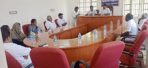 நெற்குப்பை பேரூராட்சி கூட்டம் தலைவர் புசலான் தலைமையில் நடந்தது.