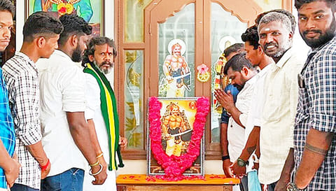 புலி தேவன் படத்துக்கு முக்குலத்து புலிகள் கட்சி நிறுவனத் தலைவர் ஆறு.சரவணன் தேவர் மாலை அணிவித்து மரியாதை.
