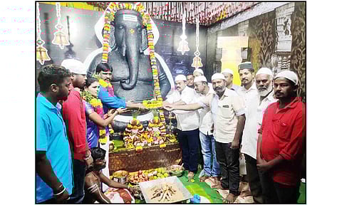 கிருஷ்ணகிரியில் விநாயகர் சதுர்த்தியையொட்டி மத நல்லிணக்கத்தை வலியுறுத்தும் வகையில் பூஜை பொருட்கள் வழங்கிய இஸ்லாமியர்கள்