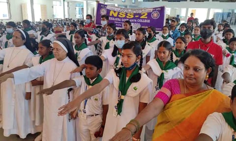 மாணவ, மாணவிகள்  பிளாஸ்டிக்  ஒழிப்பு தொடா்பான உறுதிமொழி எடுத்துக் கொண்ட காட்சி.