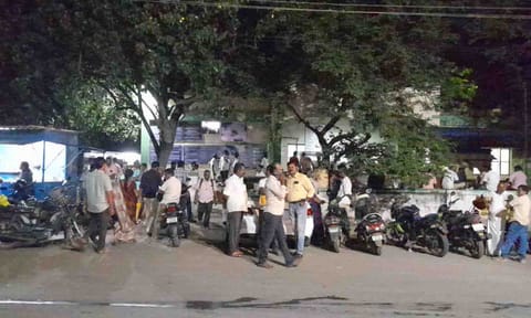 &nbsp;இரவு 8 மணிக்கு மேலும் பத்திரப்பதிவுக்காக காத்துருந்த பொதுமக்களை படத்தில் காணலாம்.