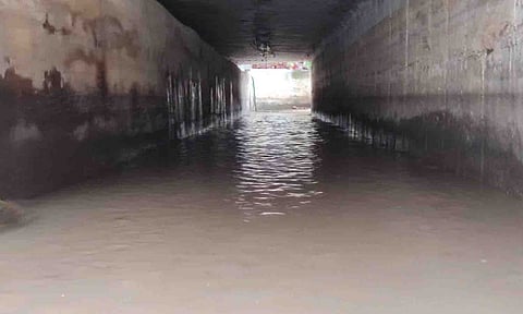 சுரங்க பாதையில் குளம் போல் தேங்கி கிடக்கும்  மழைநீரை படத்தில் காணலாம்.