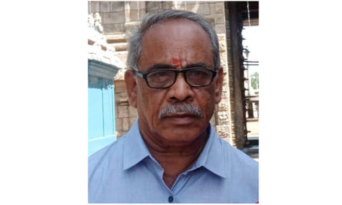 2 மோட்டார் சைக்கிள்கள் மோதி முதியவர் பலி, வாலிபர் காயம்