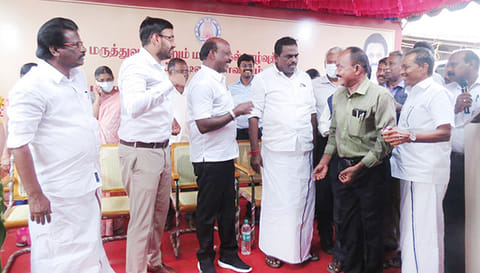 அமைச்சர் சுப்ரமணியனிடம் மனு அளித்த உணவு பாதுகாப்பு அலுவலர்கள்.