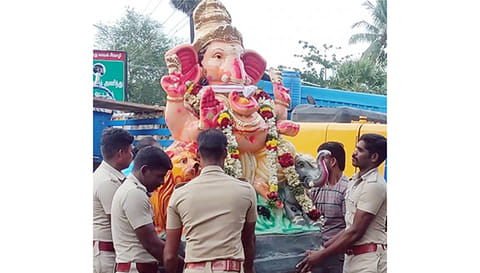 சீர்காழியில் விநாயகர் சிலையை போலீசார் தூக்கி சென்ற காட்சி.