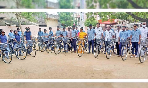 அமைச்சர் கீதாஜீவன் மாணவ- மாணவிகளுக்கு விலையில்லா சைக்கிள் வழங்கிய காட்சி.