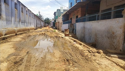 மேட்டுப்பாளையத்தில்  குண்டும், குழியுமாக காட்சியளிக்கும் உருளைக்கிழங்கு மண்டி சாலை