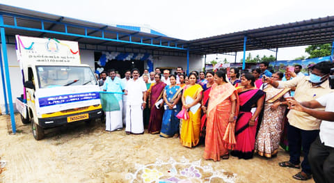 ஊட்டச்சத்து விழிப்புணர்வு வாகனம் தொடங்கி வைத்த காட்சி.
