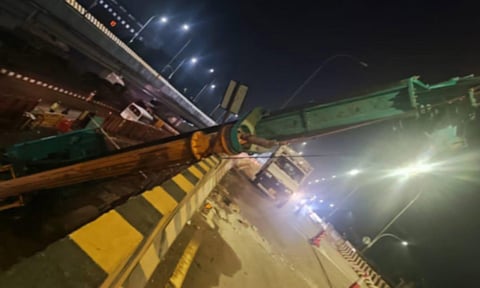 பாலத்தில் சரிந்து விழுந்த ராட்சத கிரேன்