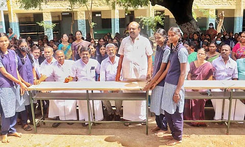 நிகழ்ச்சியில் செல்வராஜ் எம்.எல்.ஏ., பள்ளிக்கு ேமஜைகளை வழங்கிய காட்சி.&nbsp;