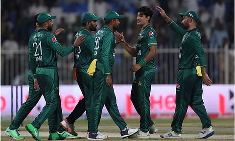 விக்கெட் வீழ்த்தியவரை பாராட்டும் சக வீரர்கள்