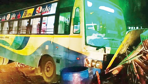 புதுக்கோட்டையில் விபத்தை ஏற்படுத்திய அரசு பஸ்சை படத்தில் காணலாம்.