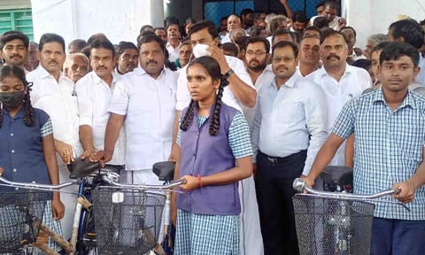 அமைச்சர் மு.பெ.சாமிநாதன் பள்ளி மாணவ-மாணவிகளுக்கு விலையில்லா சைக்கிள் வழங்கிய காட்சி.