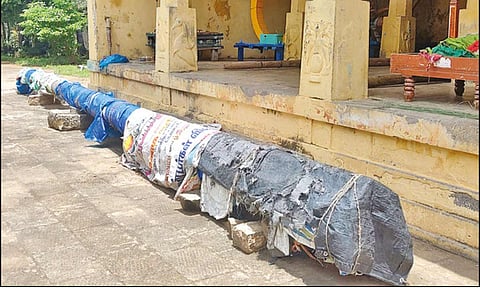 தோப்புத்துறை வரதராஜ பெருமாள் கோவிலுக்கு பக்தர் வழங்கிய தேக்கு மரம் 4 ஆண்டுகளாக வீணாக கிடக்கும் அவலம்