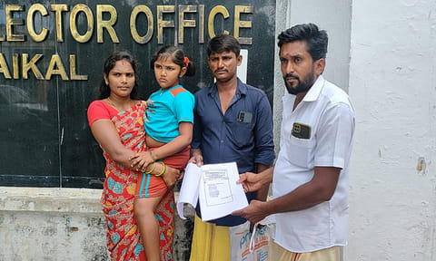 மனு கொடுக்க வந்த சிறுமி மற்றும் பெற்றோரை படத்தில் காணலாம்.