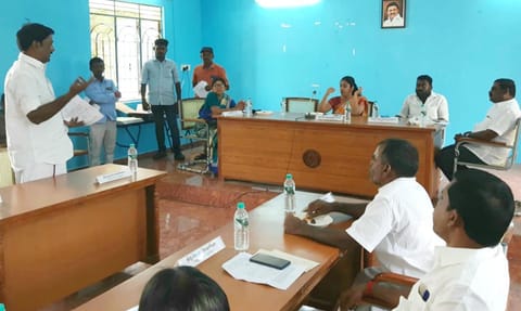 சாக்கோட்டை ஒன்றிய குழு கூட்டம் தலைவர் சரண்யா செந்தில்நாதன் தலைமையில் நடைபெற்றது.