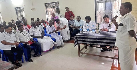 பறவைகள் சரணாலயம் அமைப்பதற்கான கருத்து கேட்பு கூட்டம் நடைபெற்ற போது எடுத்த படம்.