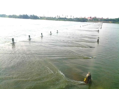 கொமந்தான்மேடு தரைப்பாலம் வெள்ளப்பெருக்கு குறைந்து தடுப்பு கட்டைகள் தெரிகிற காட்சி.
