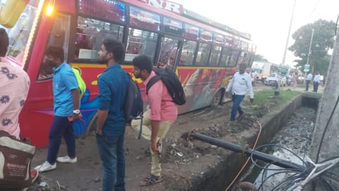 குழியில் சிக்கிய தனியார் பஸ்