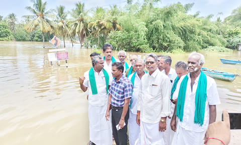 தண்ணீர் சூழ்ந்துள்ள நாதல்படுகை கிராமத்தை பி.ஆர்.பாண்டியன் பார்வையிட்டார்.