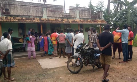 வீட்டு முன்பு திரண்ட பொதுமக்கள்.