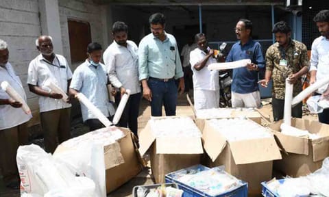 பறிமுதல் செய்யப்பட்ட பிளாஸ்டிக் பொருட்களை படத்தில் காணலாம்.