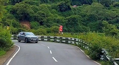 தடையை மீறி கல்லட்டி சாலையில் செல்லும் சுற்றுலா வாகனங்கள்