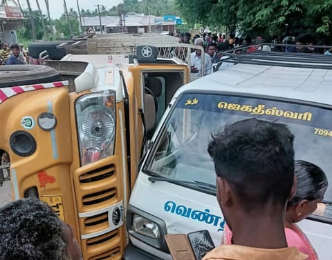 ரோட்டில் வேன் கவிழ்ந்து 2 பெண் தொழிலாளர்கள் பலி