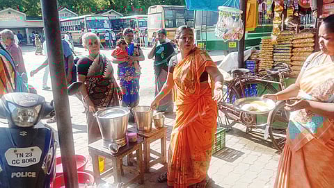விருதுநகர் பழைய பஸ் நிலையத்தில் திறந்தவெளியில் செயல்படும் அம்மா உணவகம்.