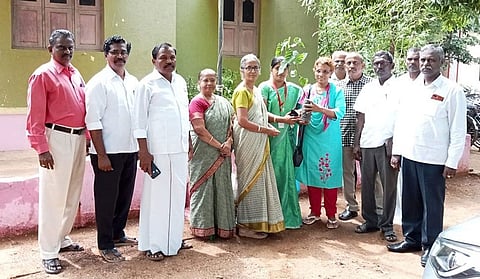 நிகழ்ச்சியில் மரக்கன்றுகள் வழங்கப்பட்ட போது எடுத்தபடம்.