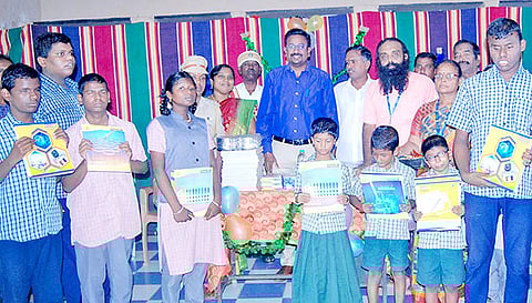 பார்வை திறன் குறையுடைய மாணவர்களுக்கு கலெக்டர் நலத்திட்ட உதவி வழங்கினார்.