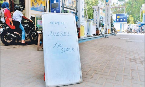 பெட்ரோல் பங்கில் வைக்கப்பட்டிருந்த ‘டீசல் இல்லை’ என்ற அறிவிப்பு பலகையை படத்தில் காணலாம்.