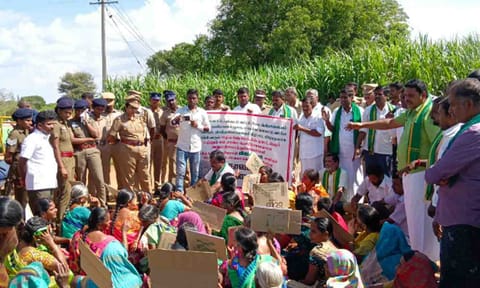 தாசில்தார் மற்றும் போலீசார் ஆகியோர் விவசாயிகளிடம் பேச்சுவார்த்தை நடத்திய காட்சி.
