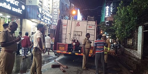 பண்ருட்டி ராஜாஜி சாலையில் போதை ஆசாமி வீசியதுண்டு பீடியால் தீப்பிடித்து எரிந்த வீட்டை தீயணைப்பு படையினர் அணைத்த காட்சி.